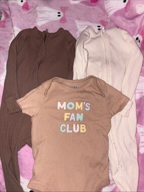 Mom's Fan Club Short Sleeve Bodysuit & Ribbed Sleepers Set Unisex Old Navy